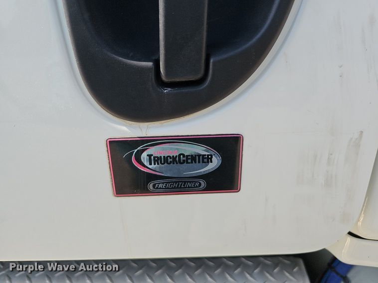 image for item DO2816 2014 Freightliner Cascadia 132  semi truck