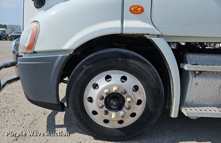 image for item DO2816 2014 Freightliner Cascadia 132  semi truck