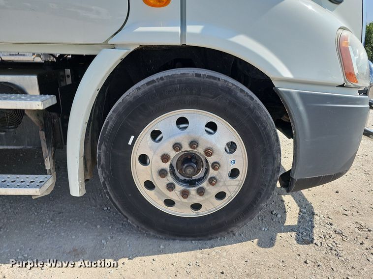 image for item DO2816 2014 Freightliner Cascadia 132  semi truck