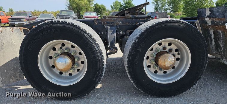 image for item DO2816 2014 Freightliner Cascadia 132  semi truck