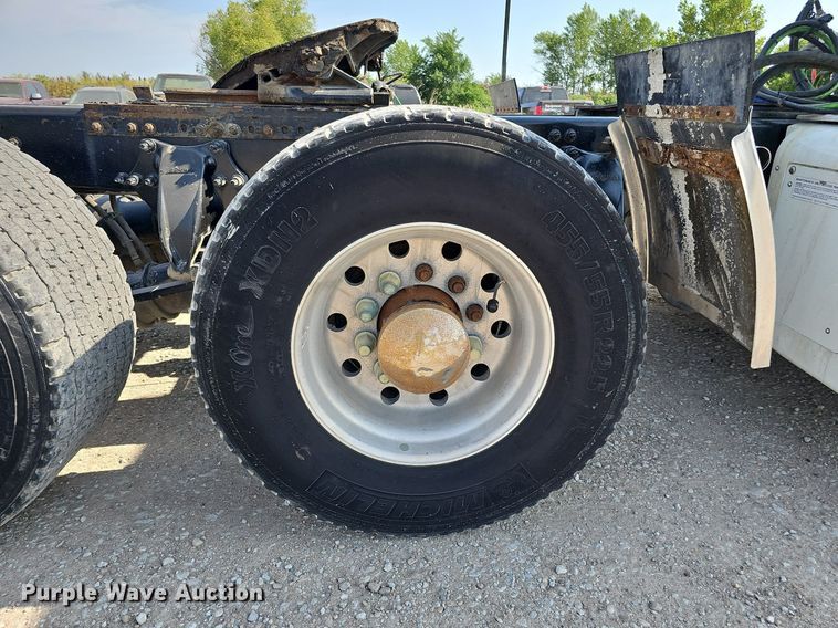 image for item DO2816 2014 Freightliner Cascadia 132  semi truck