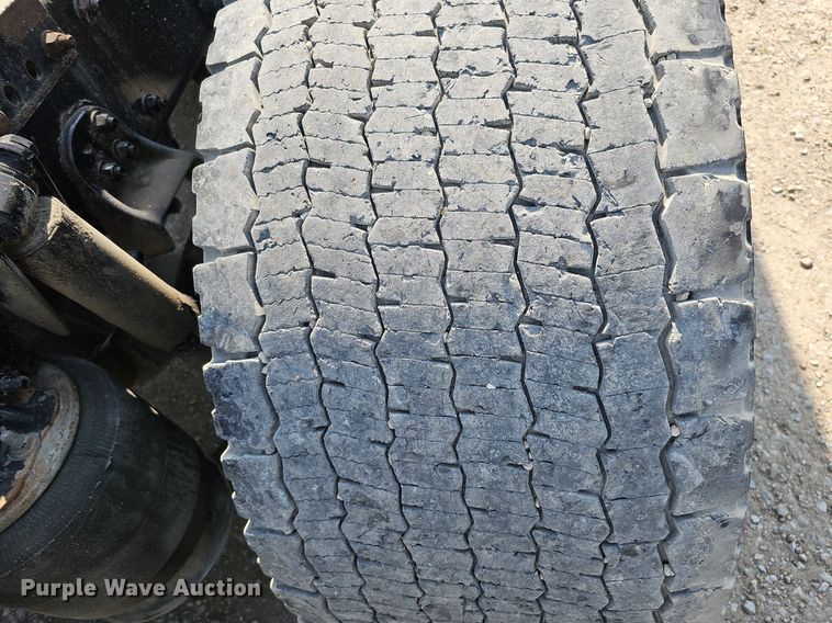 image for item DO2816 2014 Freightliner Cascadia 132  semi truck