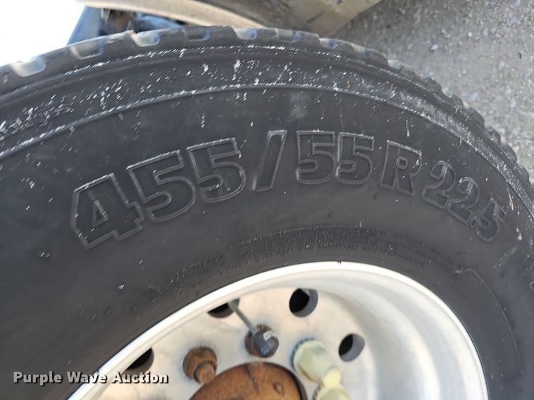 image for item DO2816 2014 Freightliner Cascadia 132  semi truck