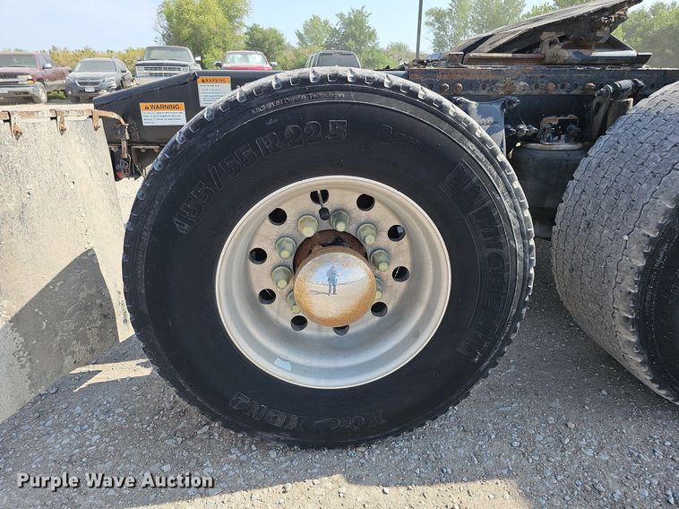 image for item DO2816 2014 Freightliner Cascadia 132  semi truck