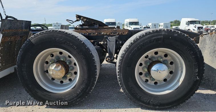 image for item DO2816 2014 Freightliner Cascadia 132  semi truck