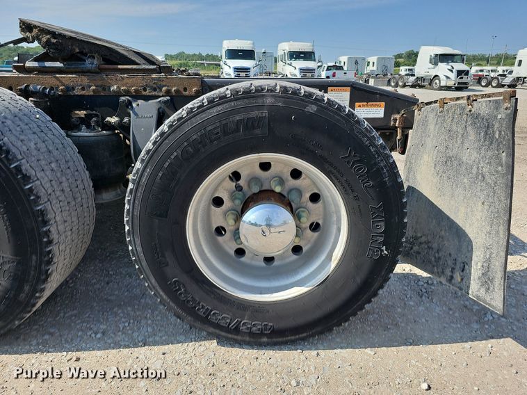 image for item DO2816 2014 Freightliner Cascadia 132  semi truck