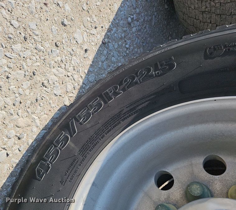 image for item DO2816 2014 Freightliner Cascadia 132  semi truck