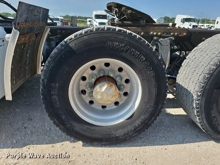 image for item DO2816 2014 Freightliner Cascadia 132  semi truck