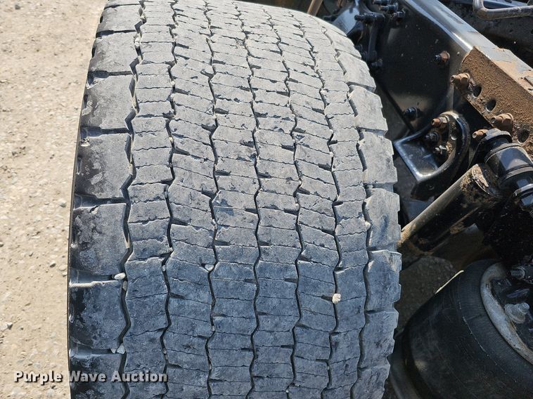 image for item DO2816 2014 Freightliner Cascadia 132  semi truck