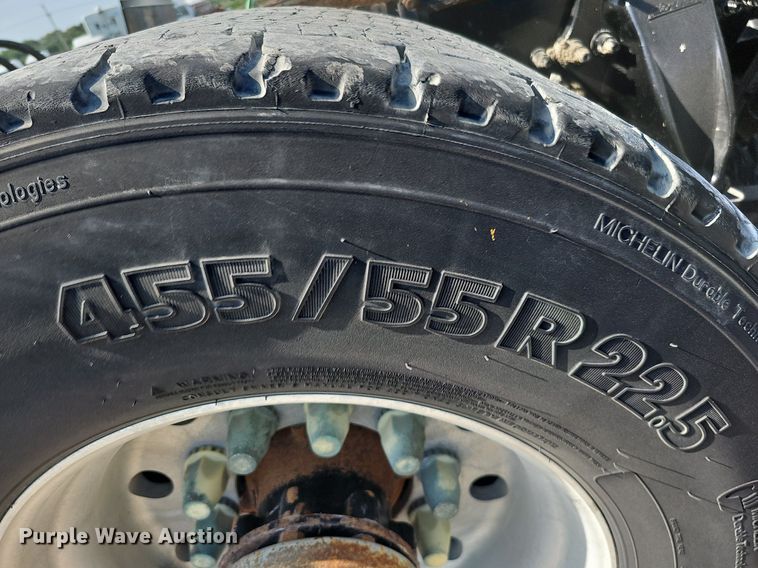 image for item DO2816 2014 Freightliner Cascadia 132  semi truck