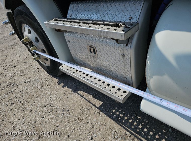 image for item DO2816 2014 Freightliner Cascadia 132  semi truck