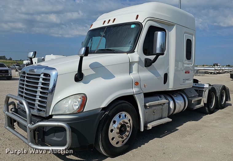 image for item DO2817 2016 Freightliner Cascadia  semi truck