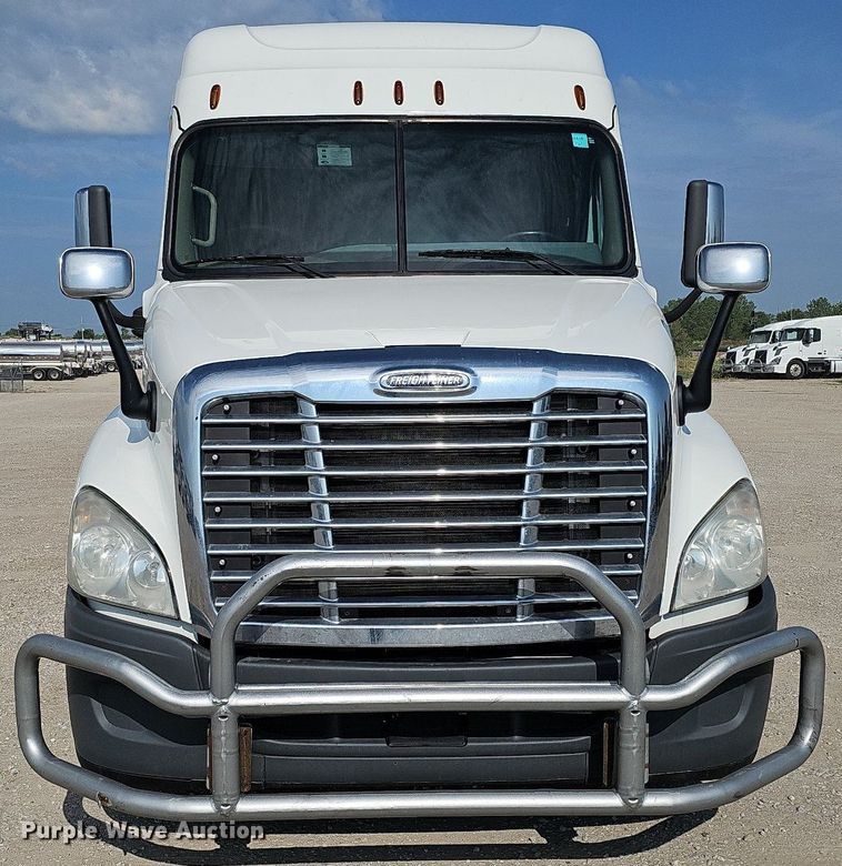image for item DO2817 2016 Freightliner Cascadia  semi truck