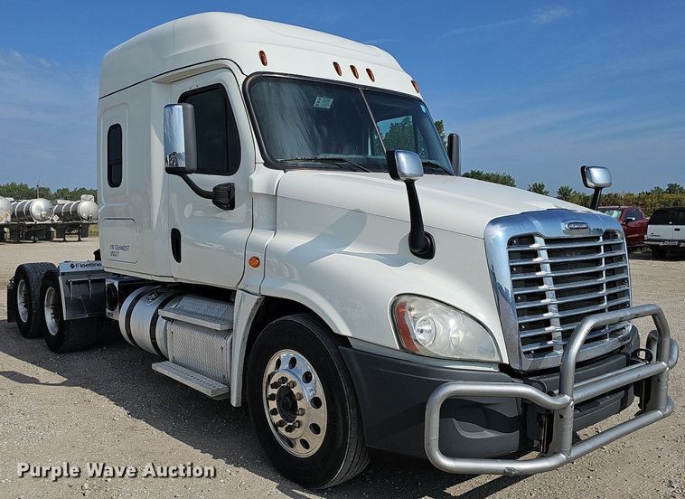 image for item DO2817 2016 Freightliner Cascadia  semi truck