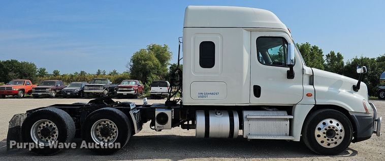 image for item DO2817 2016 Freightliner Cascadia  semi truck