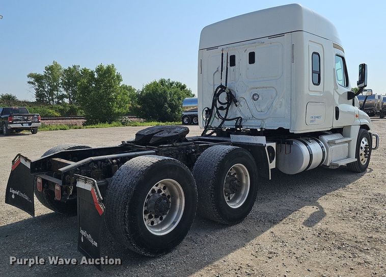 image for item DO2817 2016 Freightliner Cascadia  semi truck