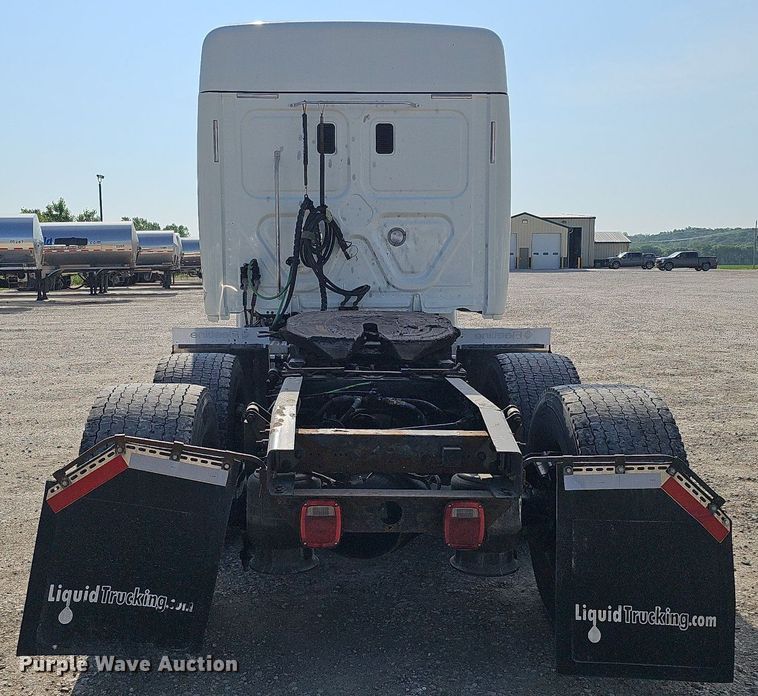 image for item DO2817 2016 Freightliner Cascadia  semi truck