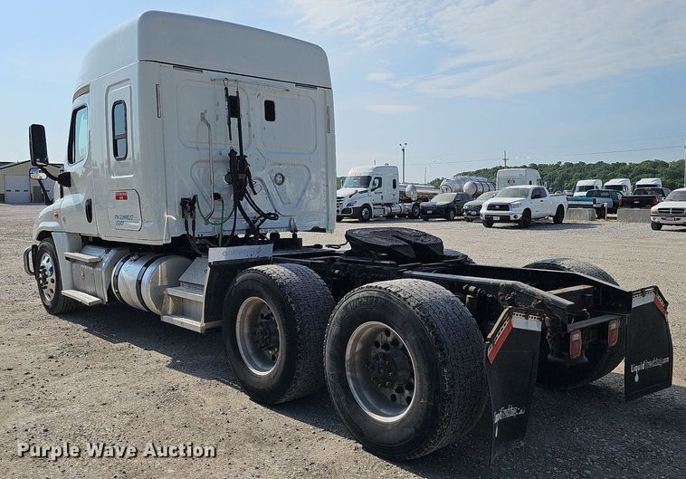 image for item DO2817 2016 Freightliner Cascadia  semi truck