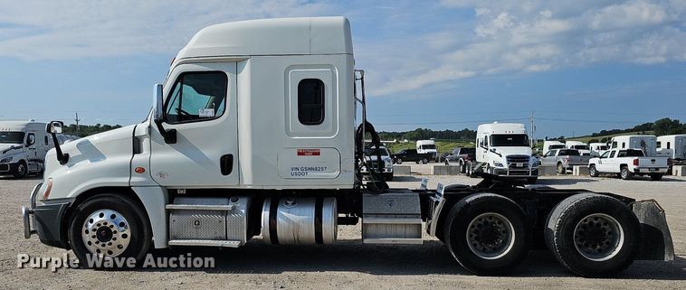 image for item DO2817 2016 Freightliner Cascadia  semi truck