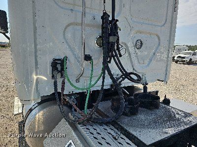 image for item DO2817 2016 Freightliner Cascadia  semi truck