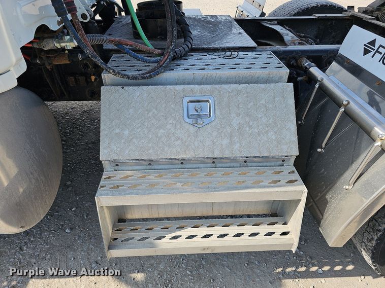 image for item DO2817 2016 Freightliner Cascadia  semi truck