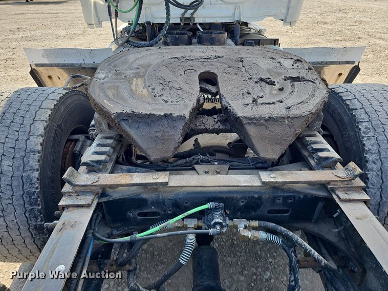 image for item DO2817 2016 Freightliner Cascadia  semi truck