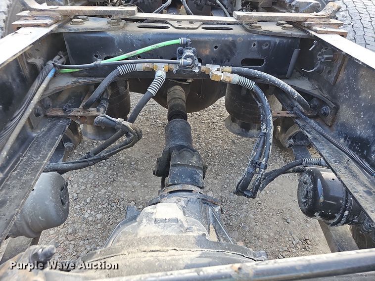 image for item DO2817 2016 Freightliner Cascadia  semi truck