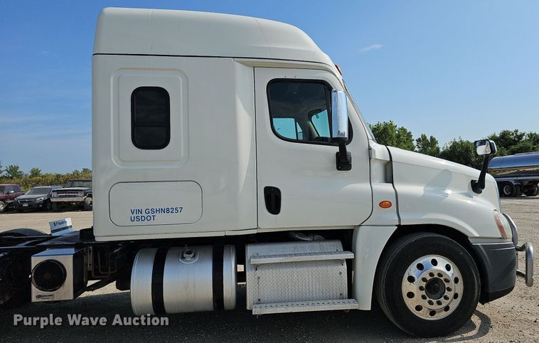 image for item DO2817 2016 Freightliner Cascadia  semi truck