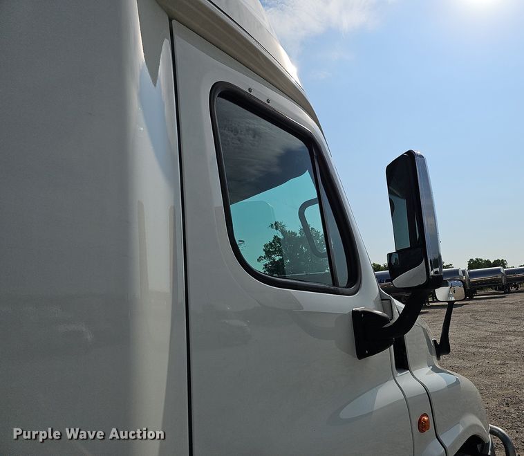 image for item DO2817 2016 Freightliner Cascadia  semi truck