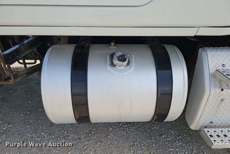 image for item DO2817 2016 Freightliner Cascadia  semi truck