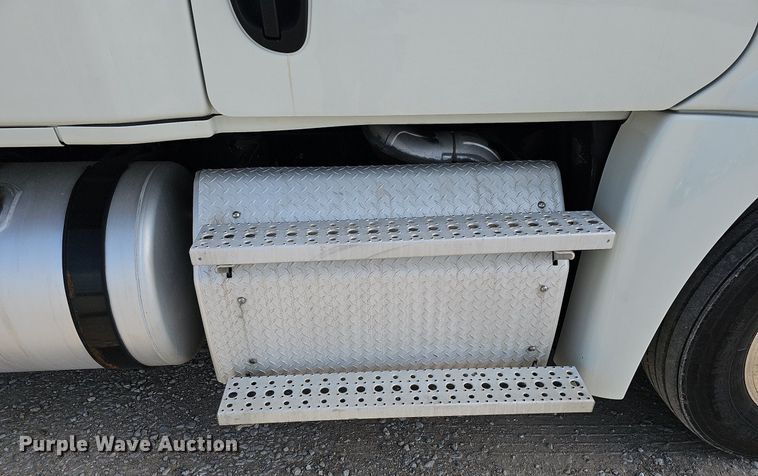 image for item DO2817 2016 Freightliner Cascadia  semi truck