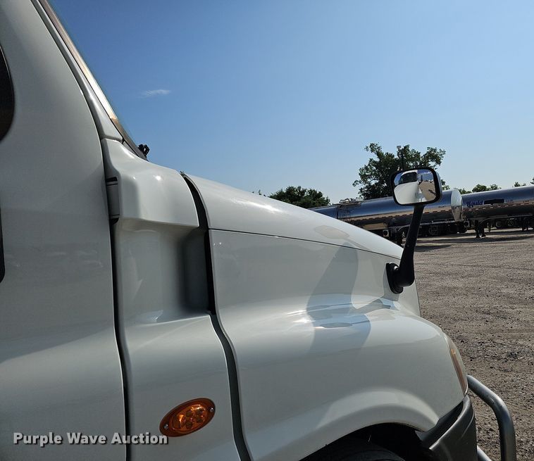 image for item DO2817 2016 Freightliner Cascadia  semi truck