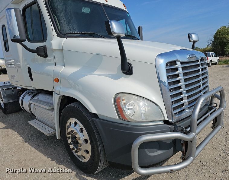 image for item DO2817 2016 Freightliner Cascadia  semi truck