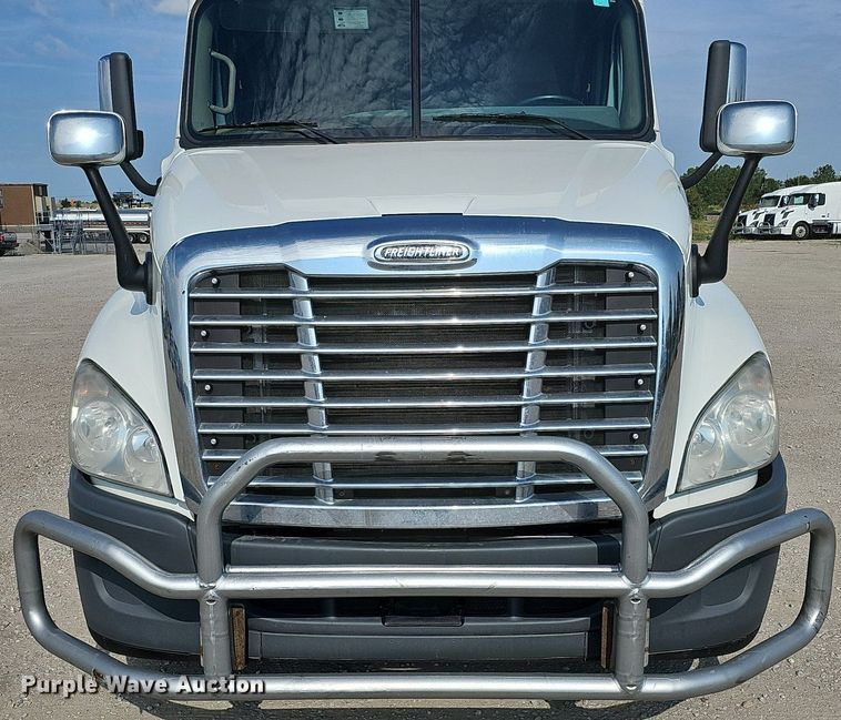 image for item DO2817 2016 Freightliner Cascadia  semi truck