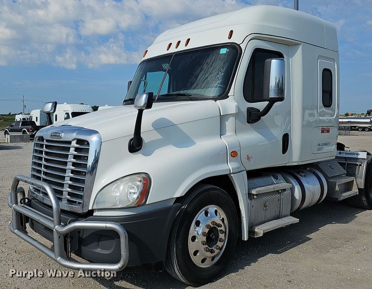 image for item DO2817 2016 Freightliner Cascadia  semi truck