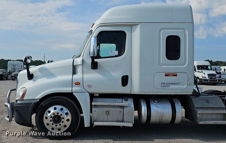 image for item DO2817 2016 Freightliner Cascadia  semi truck
