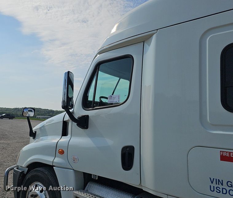 image for item DO2817 2016 Freightliner Cascadia  semi truck