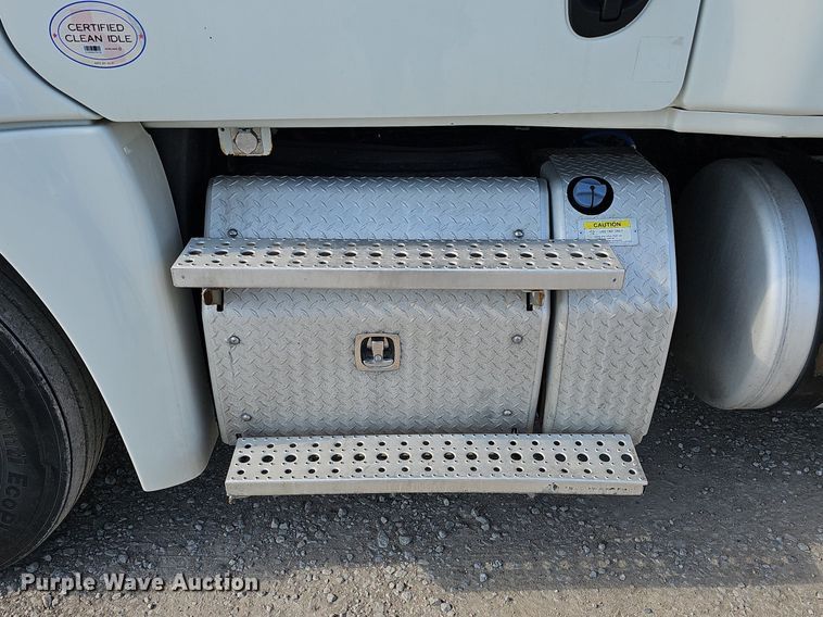 image for item DO2817 2016 Freightliner Cascadia  semi truck