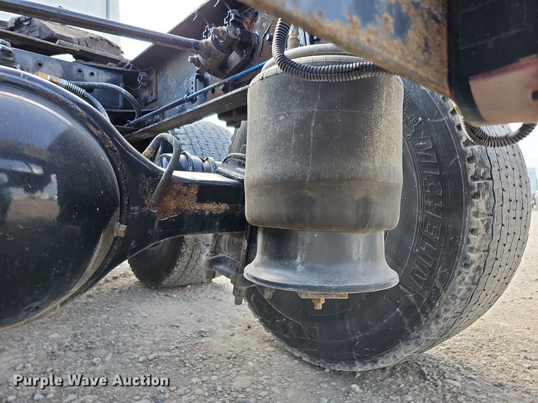 image for item DO2817 2016 Freightliner Cascadia  semi truck