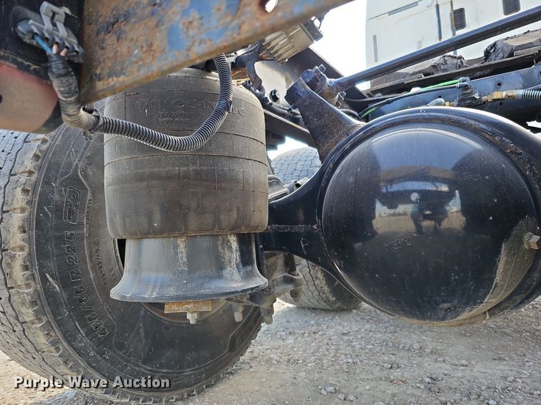 image for item DO2817 2016 Freightliner Cascadia  semi truck