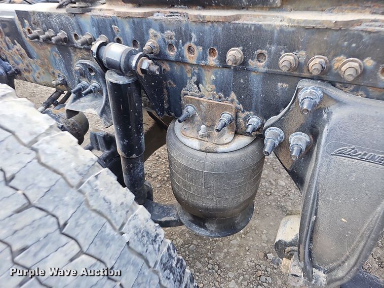 image for item DO2817 2016 Freightliner Cascadia  semi truck