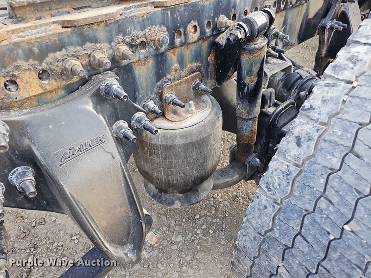 image for item DO2817 2016 Freightliner Cascadia  semi truck