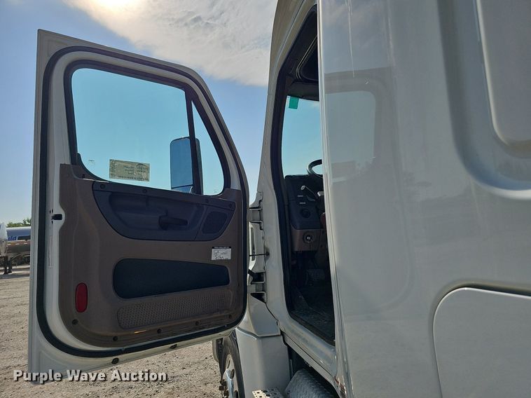 image for item DO2817 2016 Freightliner Cascadia  semi truck