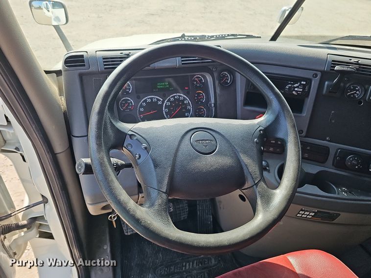 image for item DO2817 2016 Freightliner Cascadia  semi truck