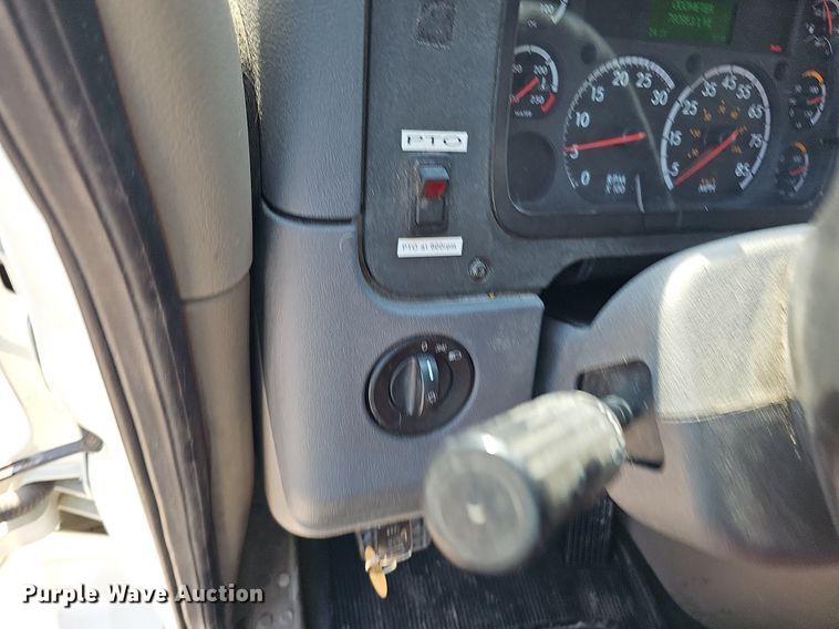 image for item DO2817 2016 Freightliner Cascadia  semi truck