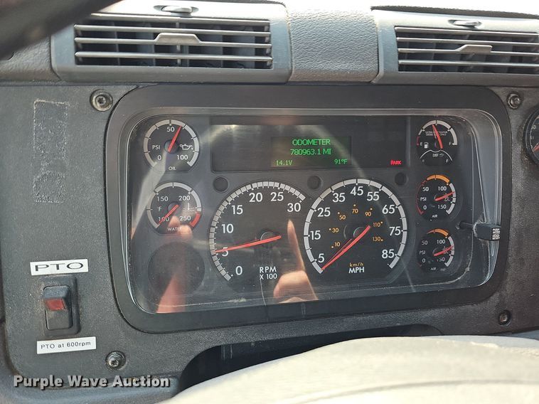 image for item DO2817 2016 Freightliner Cascadia  semi truck