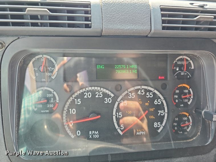 image for item DO2817 2016 Freightliner Cascadia  semi truck