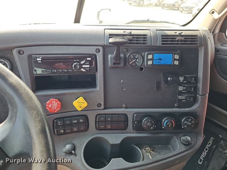 image for item DO2817 2016 Freightliner Cascadia  semi truck