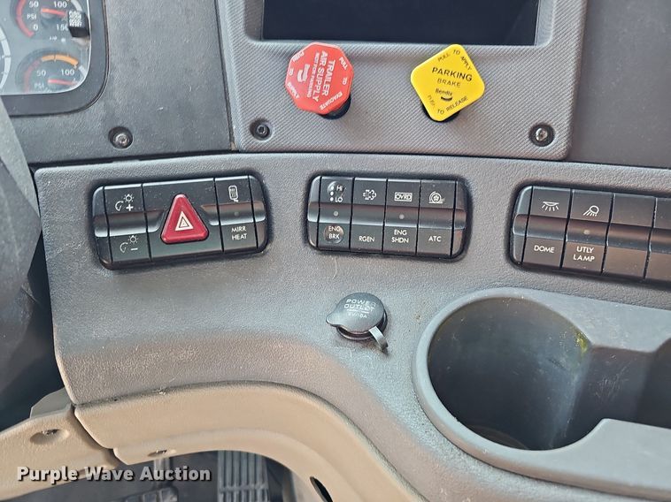 image for item DO2817 2016 Freightliner Cascadia  semi truck