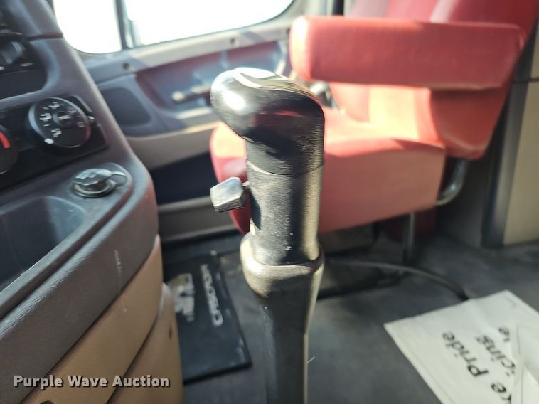 image for item DO2817 2016 Freightliner Cascadia  semi truck